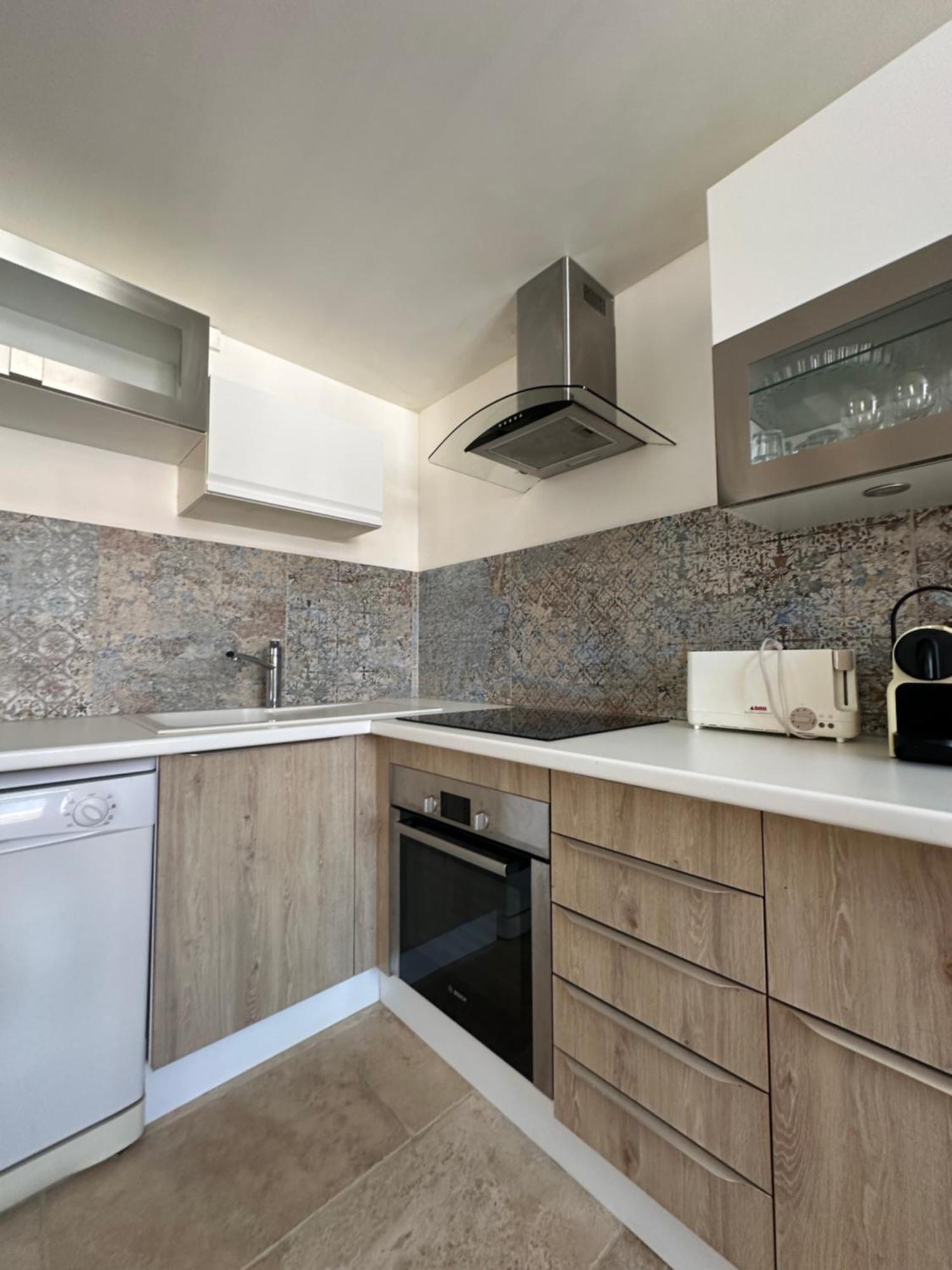 Appartement Avec Vue Sur L Eglise Des Saintes Kültér fotó